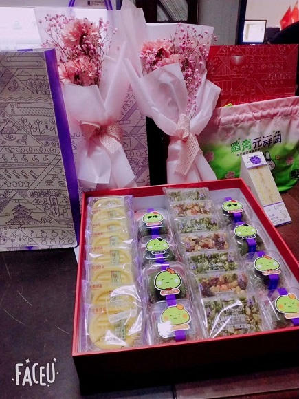 7-為女職工贈(zèng)送鮮花、書籍等.jpg