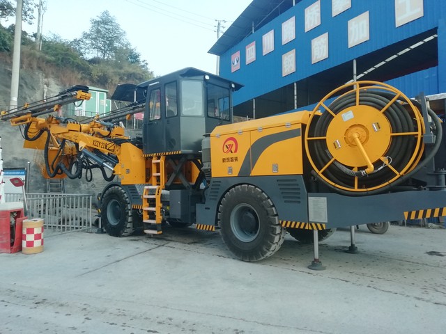 三臂鑿巖臺(tái)車(chē).jpg