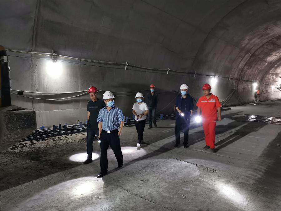 4隧道公司紀委委員對分包商誠信履約情況進行跟蹤.jpg